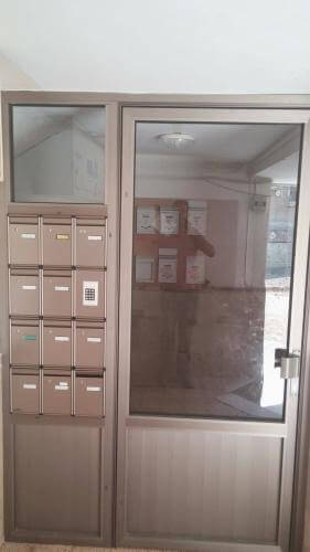 דלת מאלומיניום וזכוכית בכניסה לבניין